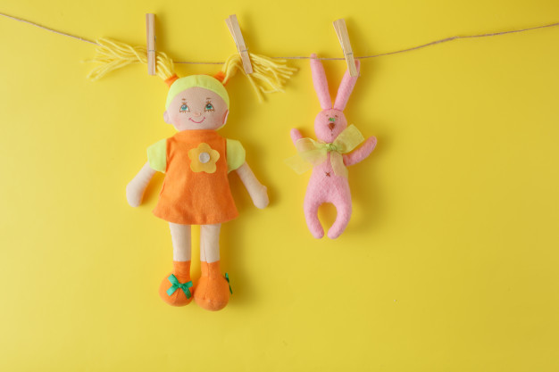 mencuci boneka