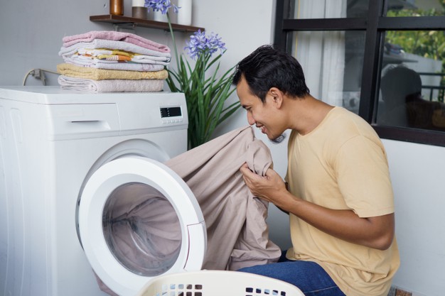 7 Cara Menghilangkan Bau Apek Pada Pakaian!