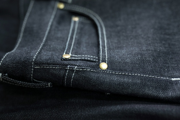 7 Langkah Mudah Merawat Jeans Hitam Anda