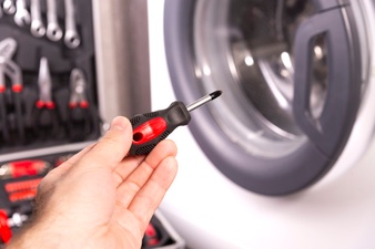 menggunakan jasa laundry