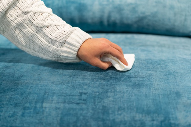 membersihkan sofa akibat banjir