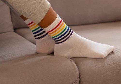 Mencuci kaos kaki