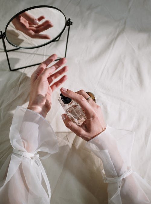 5 Teknik Menghilangkan Noda Parfum pada Baju
