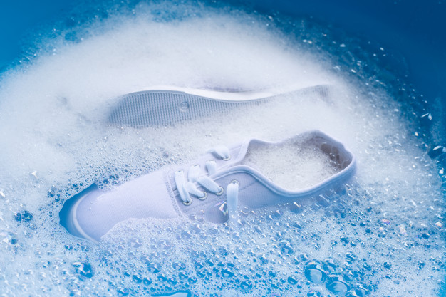 Berikut Kesalahan Mencuci Sepatu Putih