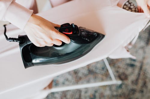 Tips Penting Menyetrika Baju dengan Waktu Cepat
